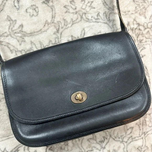 Vintage Coach City Black Leather Flap Crossbody Bag Turnlock Brass - Picture 3 of 8